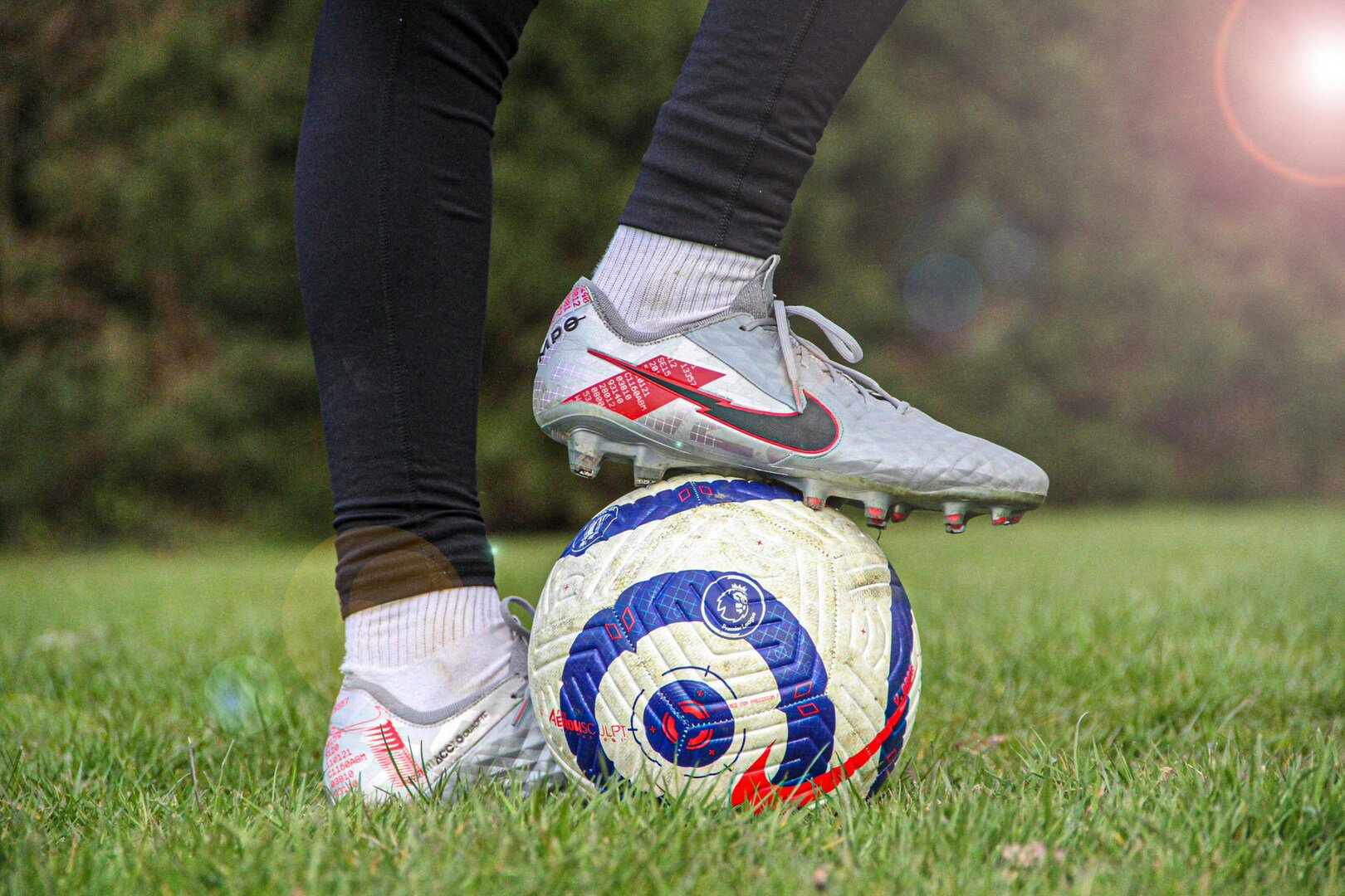 Spieler steht mit einem Fuß auf einem Ball