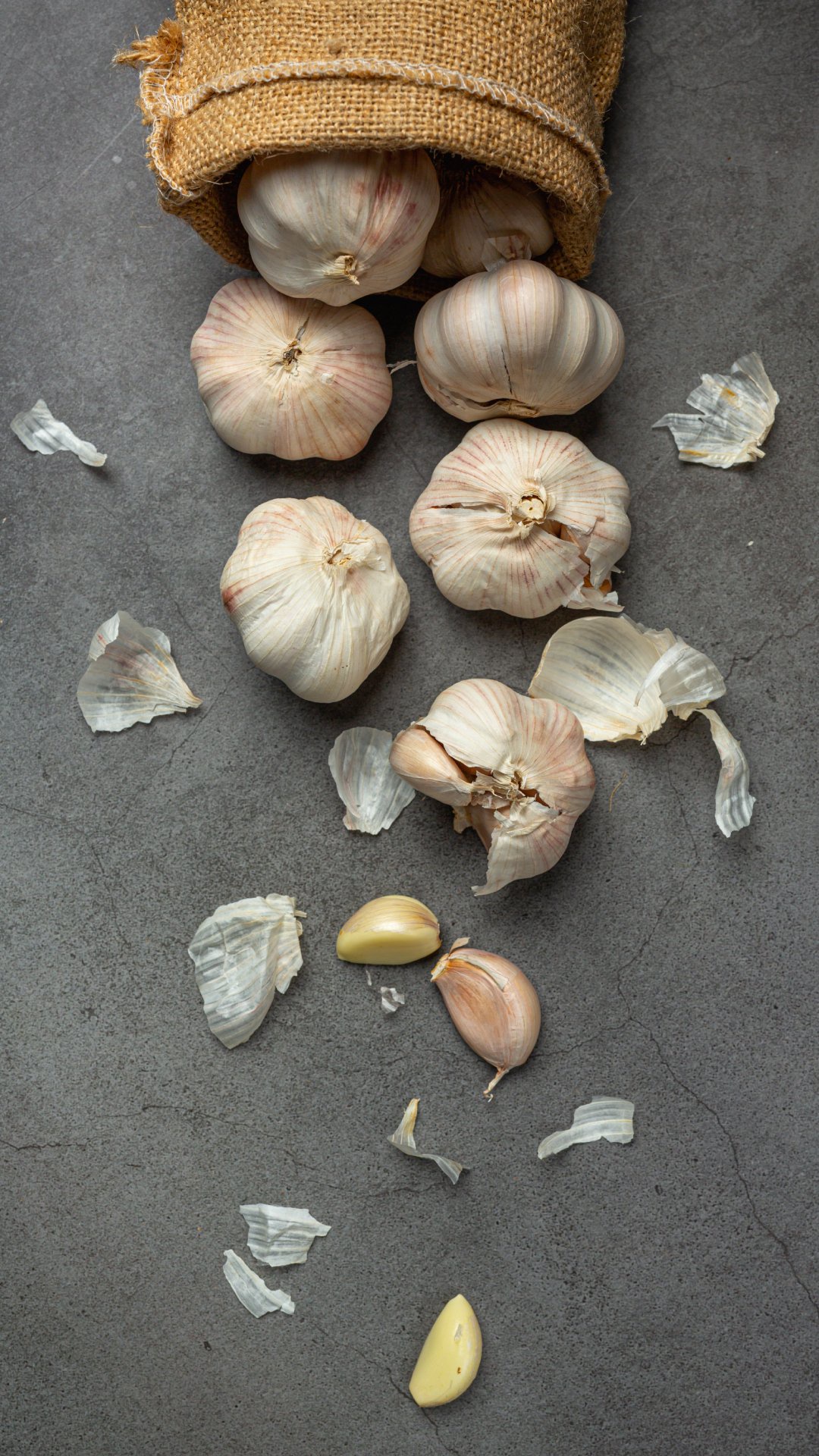 Heart Health: Studies suggest that raw garlic consumption may help lower blood pressure and cholesterol levels, reducing the risk of heart disease and improving overall cardiovascular health.