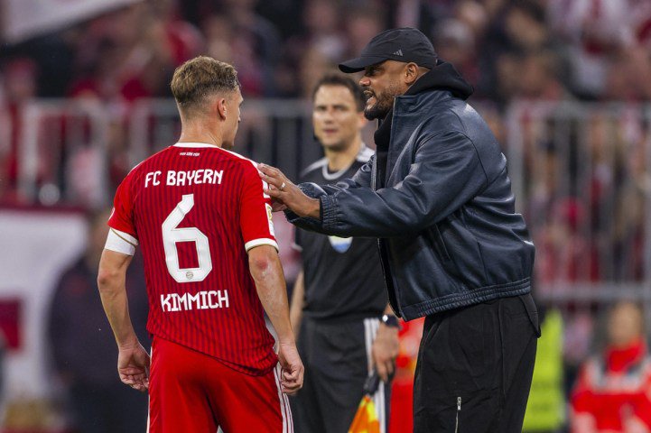 Kompany gibt Kimmich Anweisungen.
