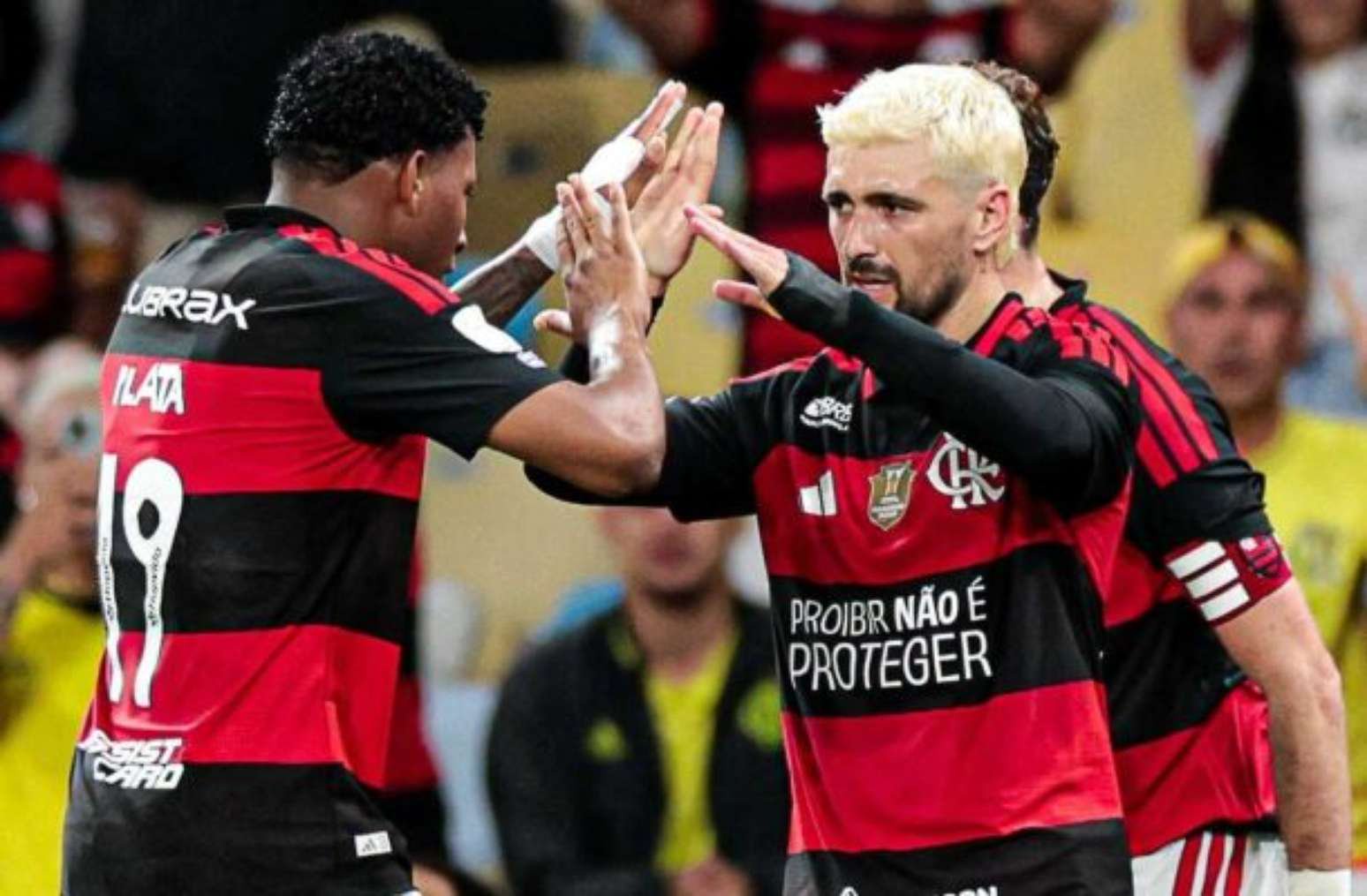 Arrascaeta vibra após fazer o segundo gol do Flamengo sobre o Galo. 