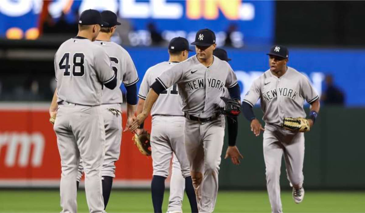 MLB, Baseball Herren, USA New York Yankees at Baltimore Orioles New York Yankees Anthony Rizzo 48 Isiah Kiner-Falefa 12 and Greg Allen 30 high five team mates after defeating the Baltimore Orioles 8-3 on July 19th 2023 at Oriole Park at Camden Yards in Baltimore MD. Alyssa Howell/Image of Baltimore Maryland United States EDITORIAL USE ONLY Copyright: xImagexofxSportx AlyssaxHowellx iosphotos301810 ©IMAGO/Newscom World