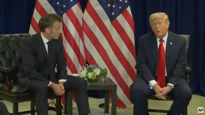MACRON DAN TRUMP - Tangkapan layar YouTube AP News, Rabu (24/9/2025). Presiden Prancis Emmanuel Macron dan Presiden Amerika Serikat (AS) Donald Trump bertemu dalam konferensi pers setelah pertemuan di PBB, New York, pada Selasa (23/9/2025).