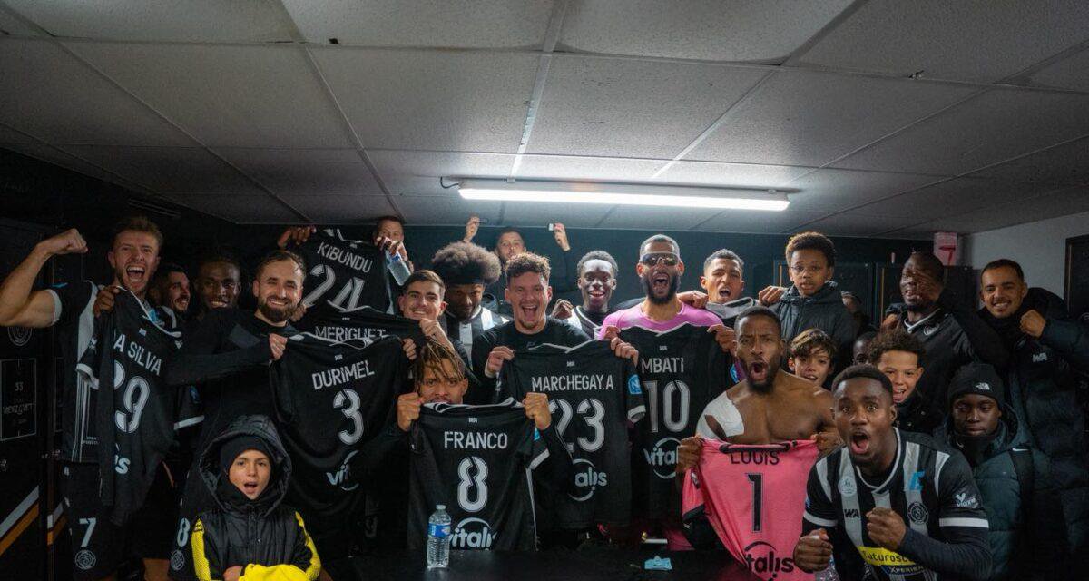 Les joueurs de Poitiers après leur victoire contre Angoulême (2-0).