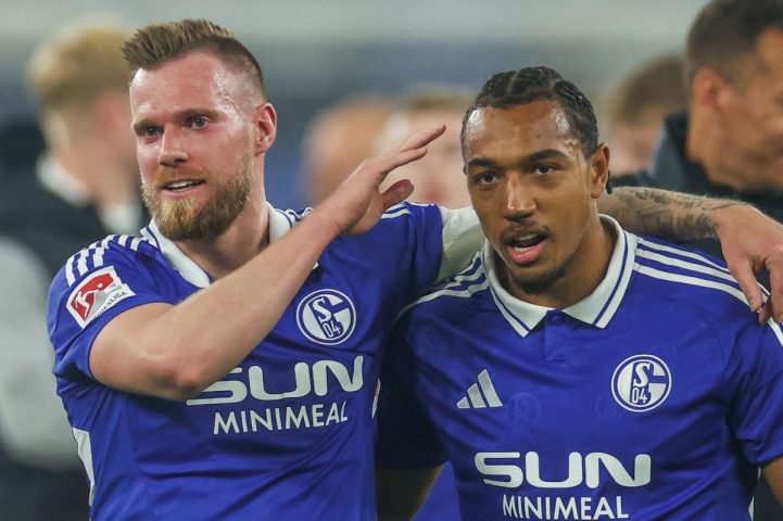 Anton Donkor jubelt mit Tomas Kalas.