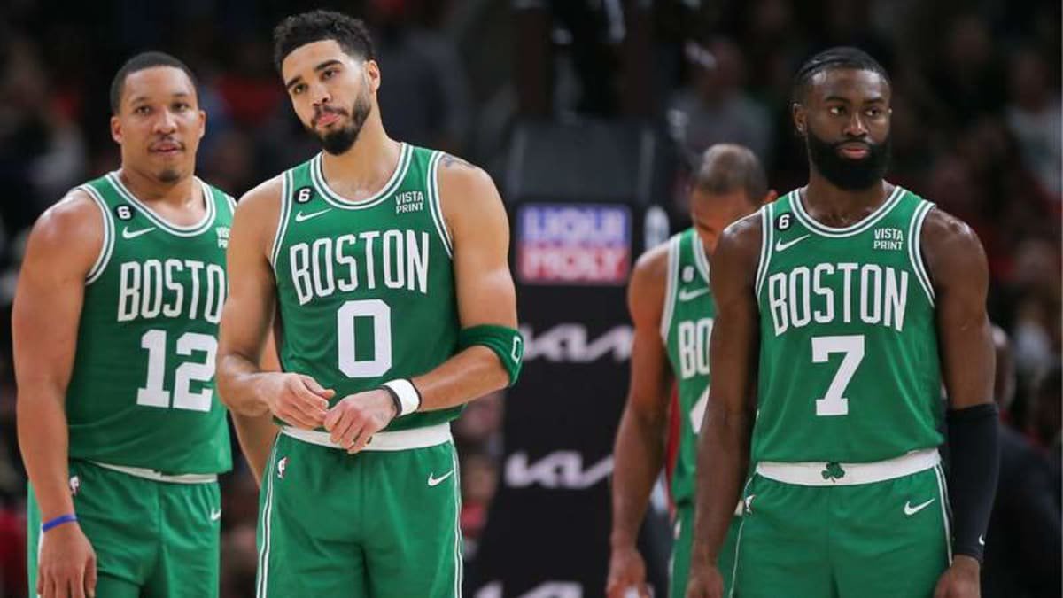 CHICAGO, IL – NOVEMBER 21: Boston Celtics forward Grant Williams 12 Boston Celtics forward Jayson Tatum 0 and Boston Celtics guard Jaylen Brown 7 looks on during a NBA, Basketball Herren, USA game between the Boston Celtics and the Chicago Bulls on November 21, 2022 at the United Center in Chicago, IL. Photo by Melissa Tamez/Icon Sportswire NBA: NOV 21 Celtics at Bulls Icon22112122 ©Credits Imago