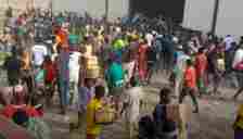 YUNWA DA TALAUCI: Mazauna Abuja sun fasa gidan ajiyar kayan tallafi na NEMA, sun daka wasoson kayan abinci