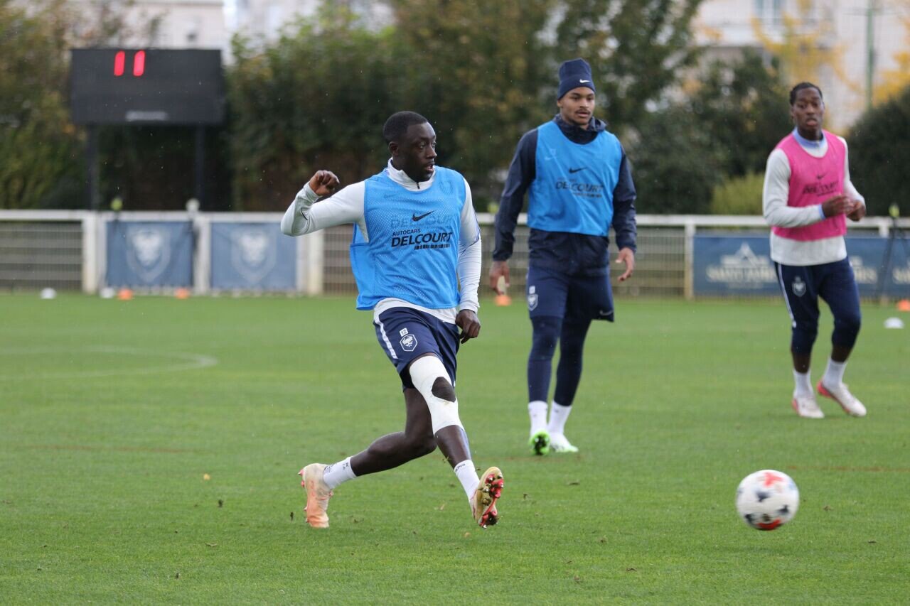 Dennis Appiah et son imposant bandage sur le genou droit.
