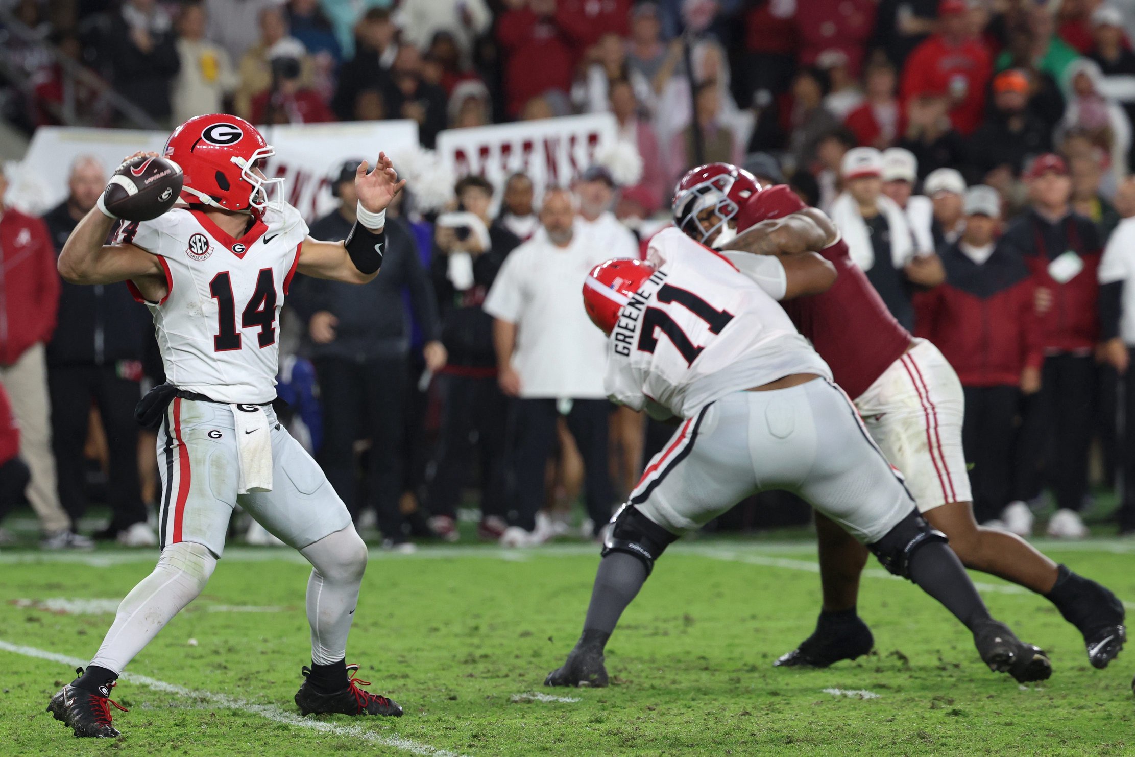 Georgia Bulldogs quarterback Gunner Stockton (14) passes the ball against the Alabama Crimson Tide during the second quarter at Saban Field