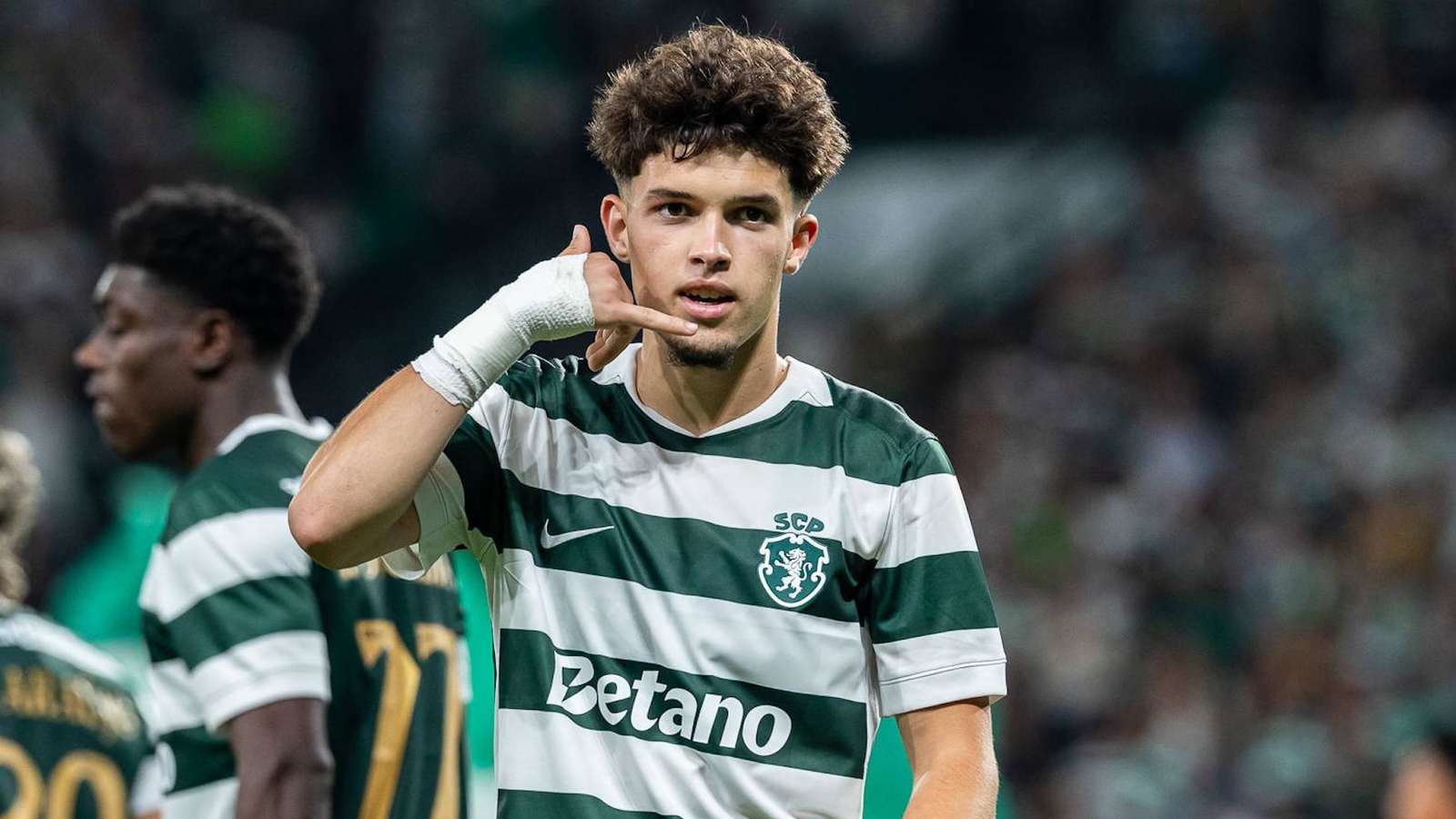 Flávio Gonçalves jubelt im Trikot von Sporting Lissabon.