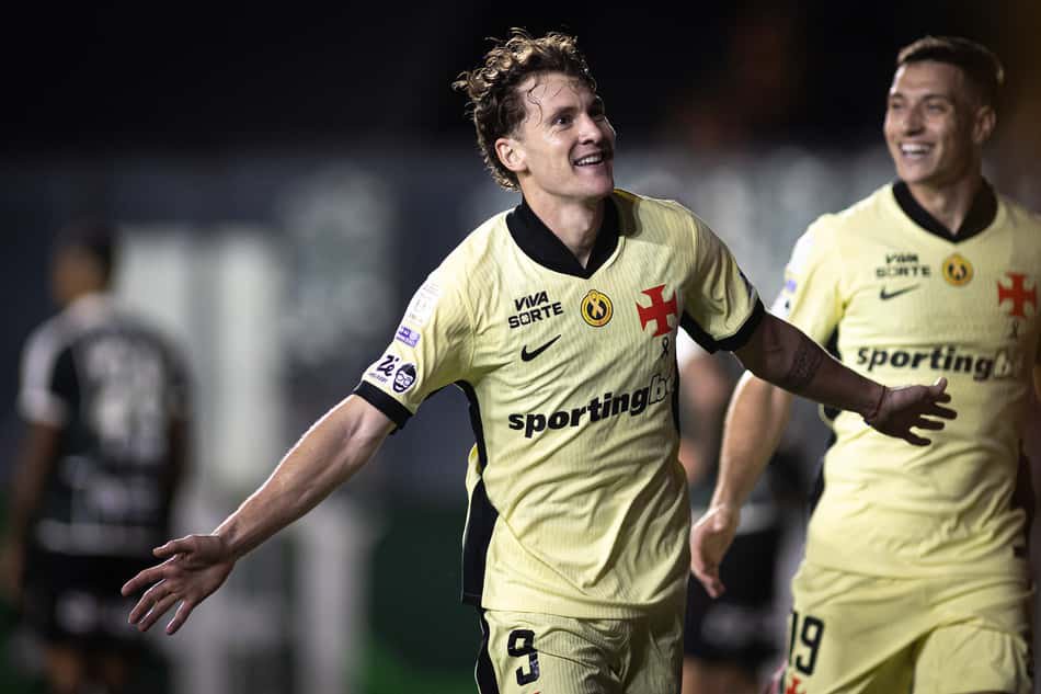 Colídio celebra seu gol nos 5 a 0 do Vasco sobre o Coritiba
