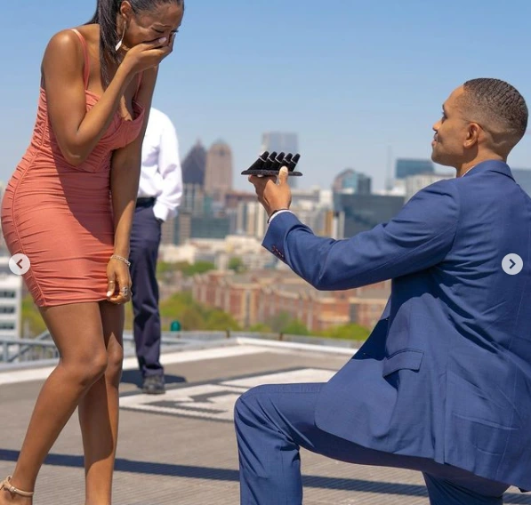 Man proposes to his girlfriend with 5 different diamond rings 