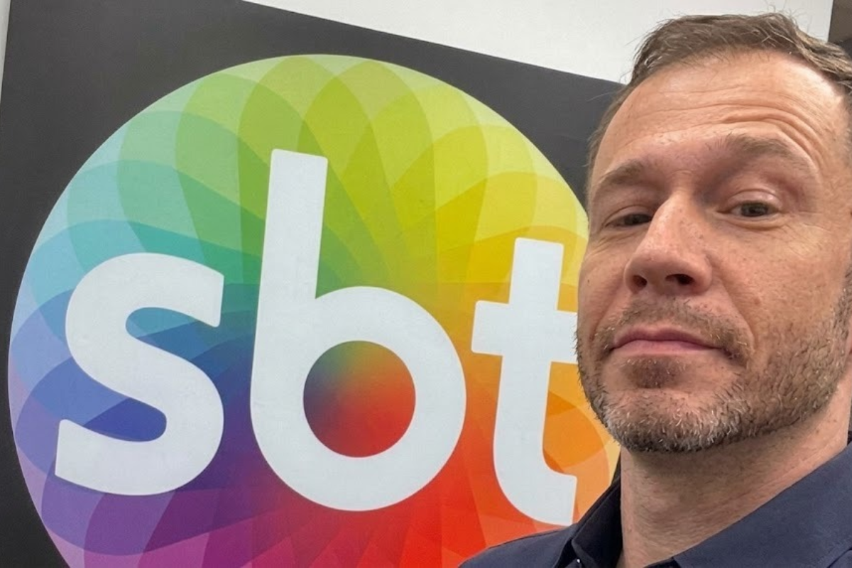 Tiago leifert com o símbolo do SBT