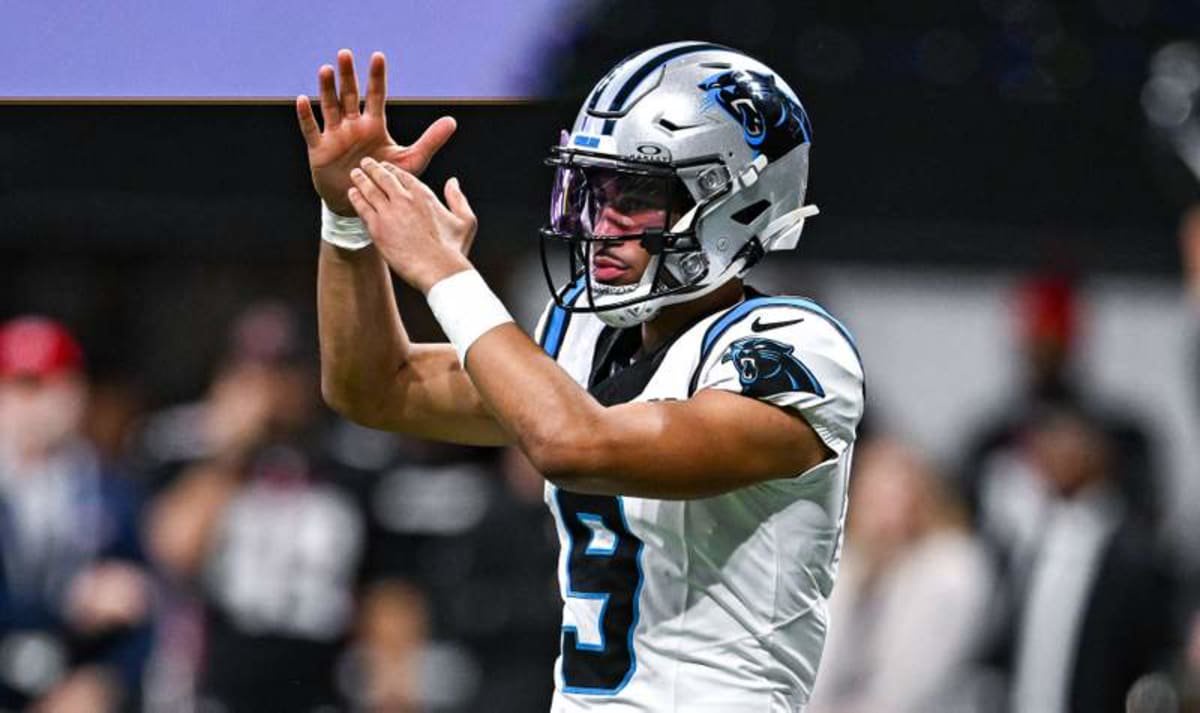 ATLANTA, GA Ð JANUARY 05: Carolina quarterback Bryce Young 9 calls time out during the NFL, American Football Herren, USA game between the Carolina Panthers and the Atlanta Falcons on January 5th, 2025 at Mercedes-Benz Stadium in Atlanta, GA. Photo by Rich von Biberstein/Icon Sportswire NFL: JAN 05 Panthers at Falcons EDITORIAL USE ONLY Icon250105060 ©IMAGO/Icon Sportswire