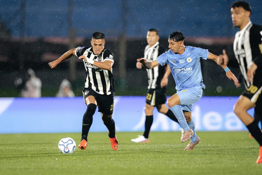 O Atlético encontrou um cenário desafiador no Estádio Centenário, com chuva e um gramado bastante molhado