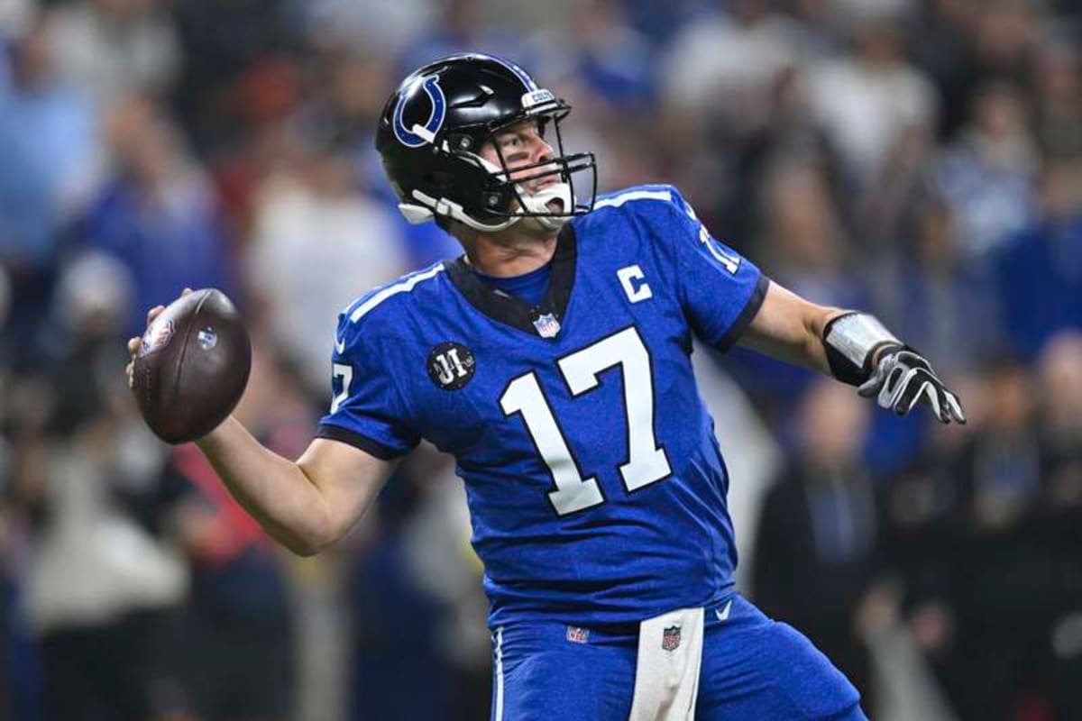 INDIANAPOLIS, IN – DECEMBER 22: Indianapolis Colts Quarterback Daniel Jones 17 passes during the NFL, American Football Herren, USA game between the San Francisco 49ers and the Indianapolis Colts on December 22, 2025, at Lucas Oil Stadium in Indianapolis, Indiana. Photo by Michael Allio/Icon Sportswire NFL: DEC 22 49ers at Colts EDITORIAL USE ONLY Icon116251222007 ©IMAGO/Icon Sportswire
