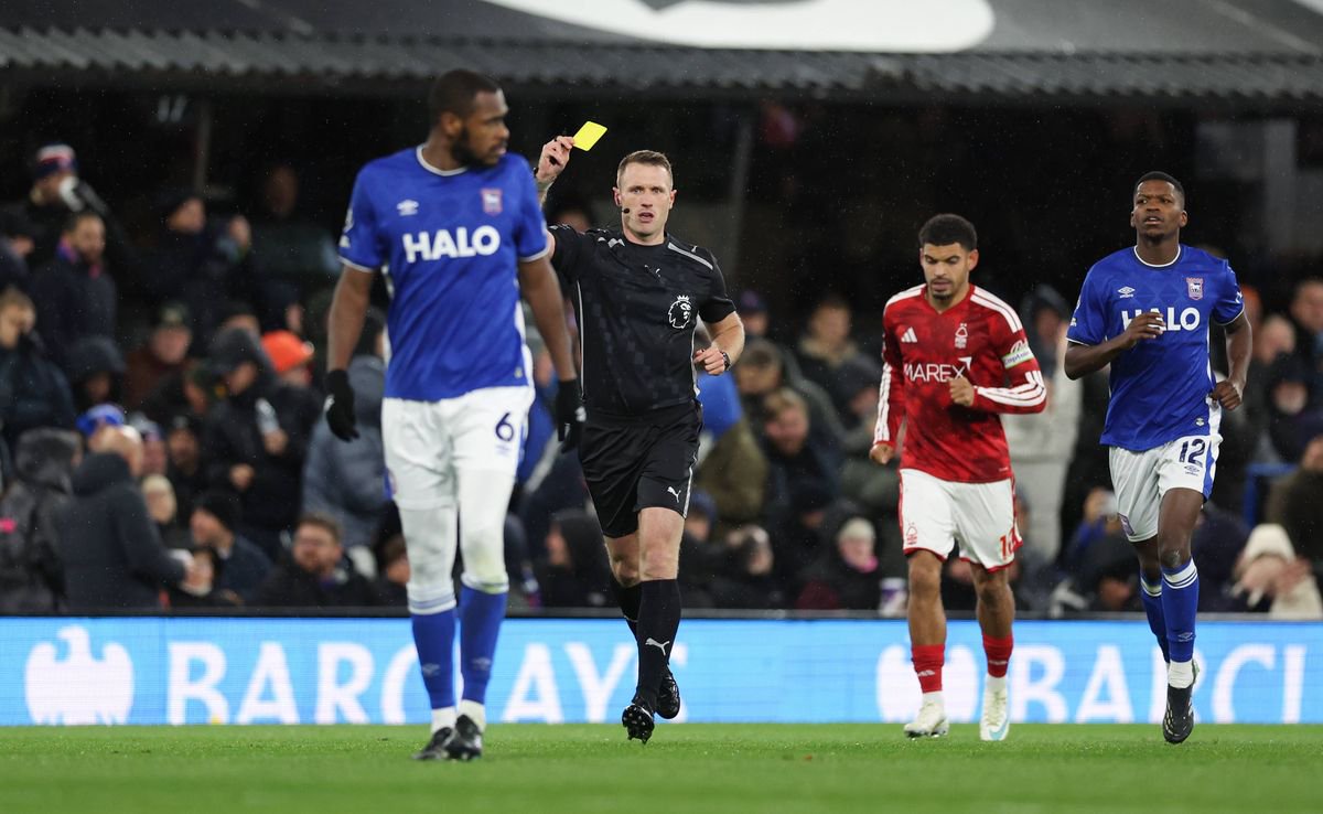 IPSWICH, ENGLAND - OCTOBER 24: Referee Thomas Bramall shows Ipswich Town's Issa Diop a yellow card during the Premier League 2026/27 match between Ipswich Town and Nottingham Forest FC at Portman Road on October 24, 2026 in Ipswich, United Kingdom. (Photo by Rob Newell - CameraSport via Getty Images)