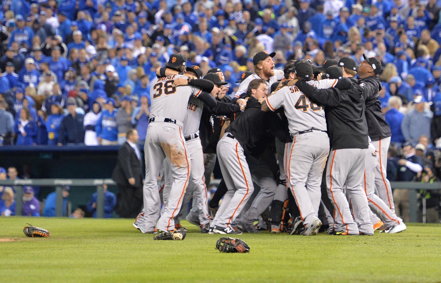 Giants beat Royals 4-3