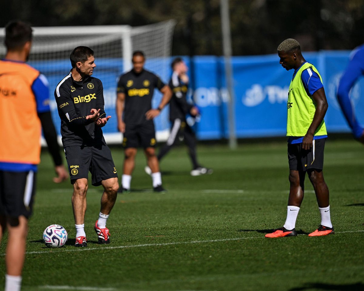 Moises Caicedo in training with Xabi Alonso
