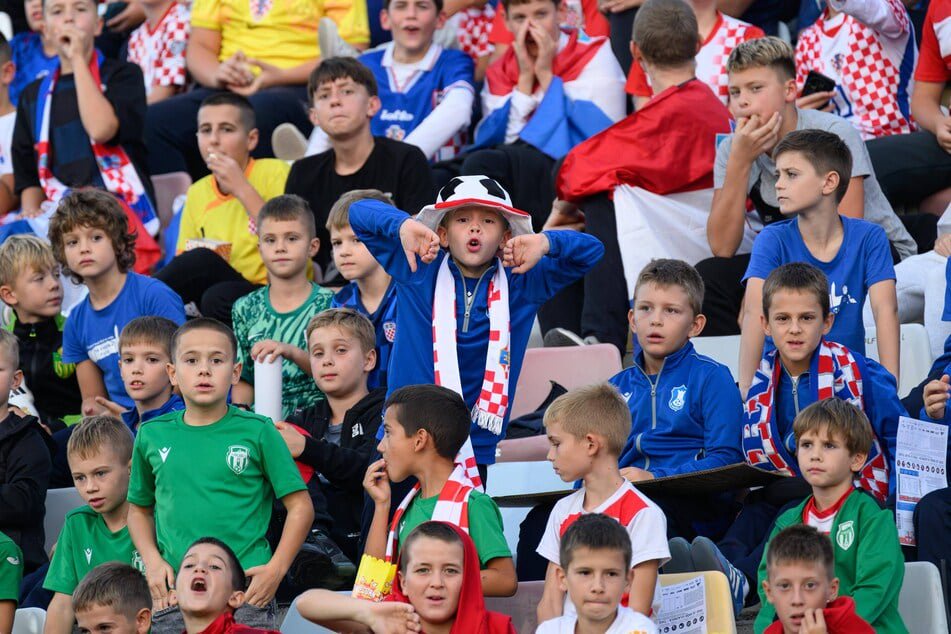 Wie letztens erst in Kroatien könnten zumindest Kinder beim Spiel sein.