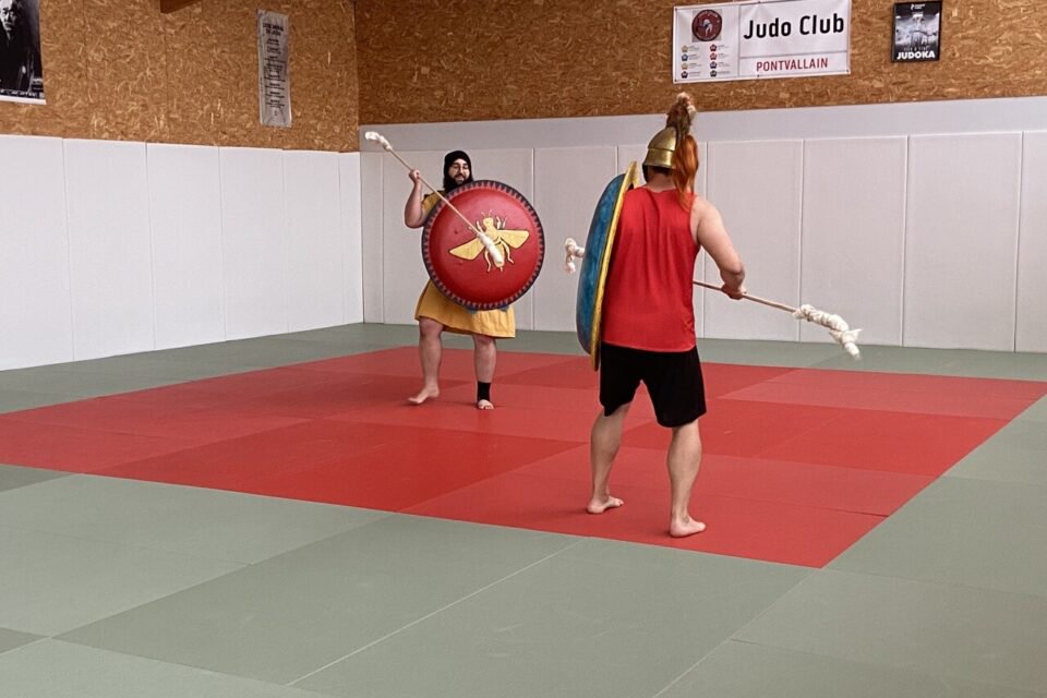 Au dojo, les athlètes s'entrainent au combat