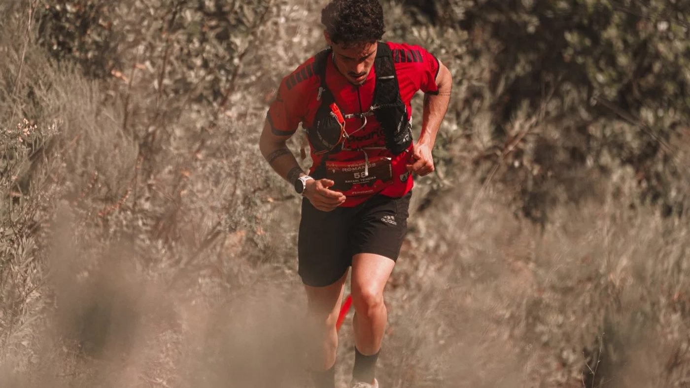 un homme fait du trail