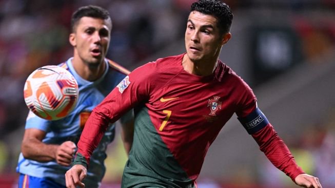 Penyerang Timnas Portugal Cristiano Ronaldo bersaing dengan gelandang Spanyol Rodrigo Hernandez (kiri) selama matchday keenam Grup A2 UEFA Nations League 2022-2023 antara Portugal vs Spanyol, di Stadion Municipal de Braga pada 27 September 2022. Spanyol menang 0-1.PATRICIA DE MELO MOREIRA / AFP.