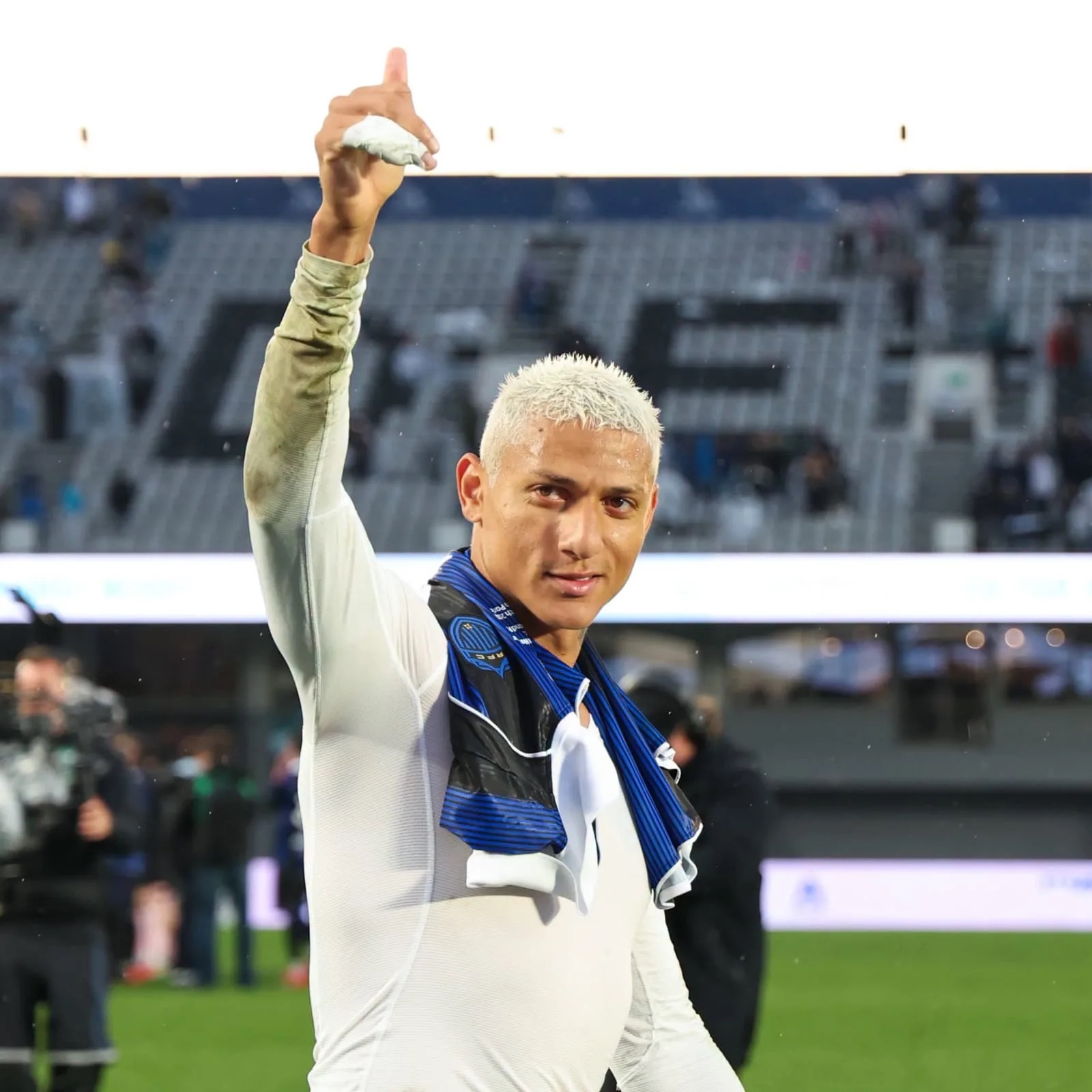 O jogador atua no Tottenham, da Inglaterra