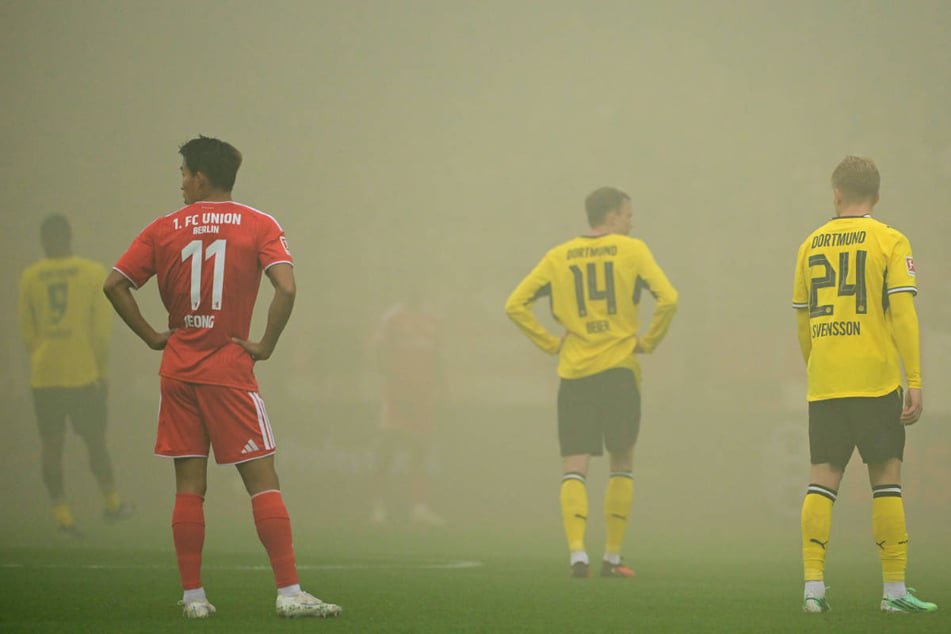 Nach vier Minuten musste die Partie wegen dichten Pyro-Nebels in der Alten Försterei erst einmal unterbrochen werden.