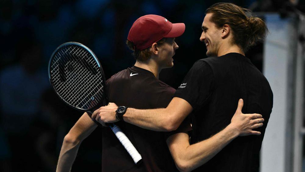 Jannik Sinner und Alexander Zverev geben sich an der  Weltranglistenspitze den Wechsel. © APA/afp / MARCO BERTORELLO