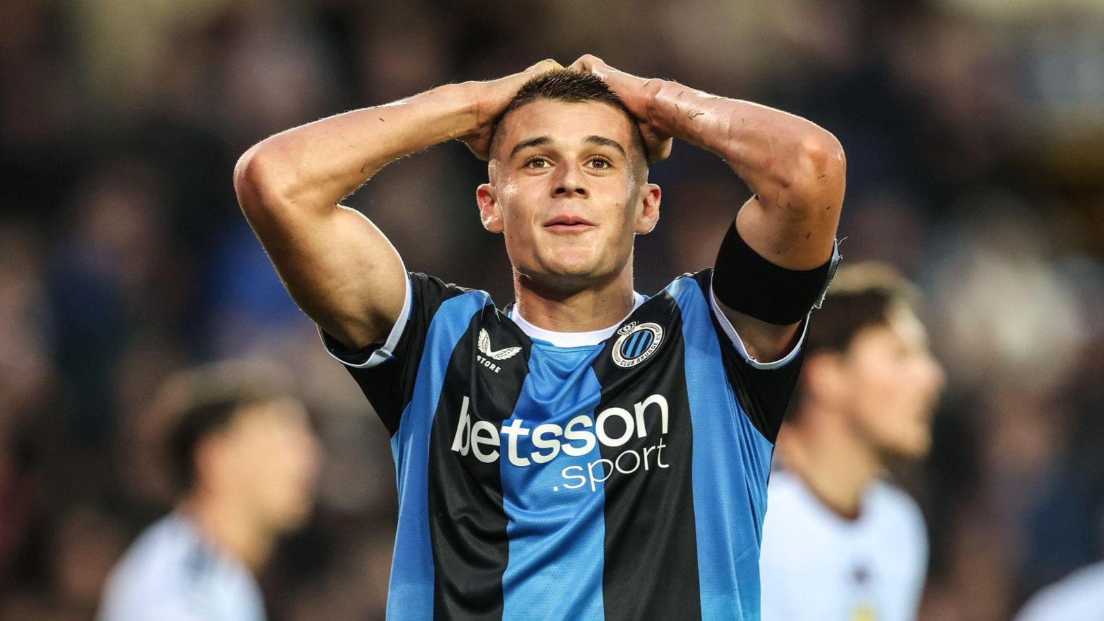 Nicolo Tresoldi schlägt die Hände über den Kopf zusammen.