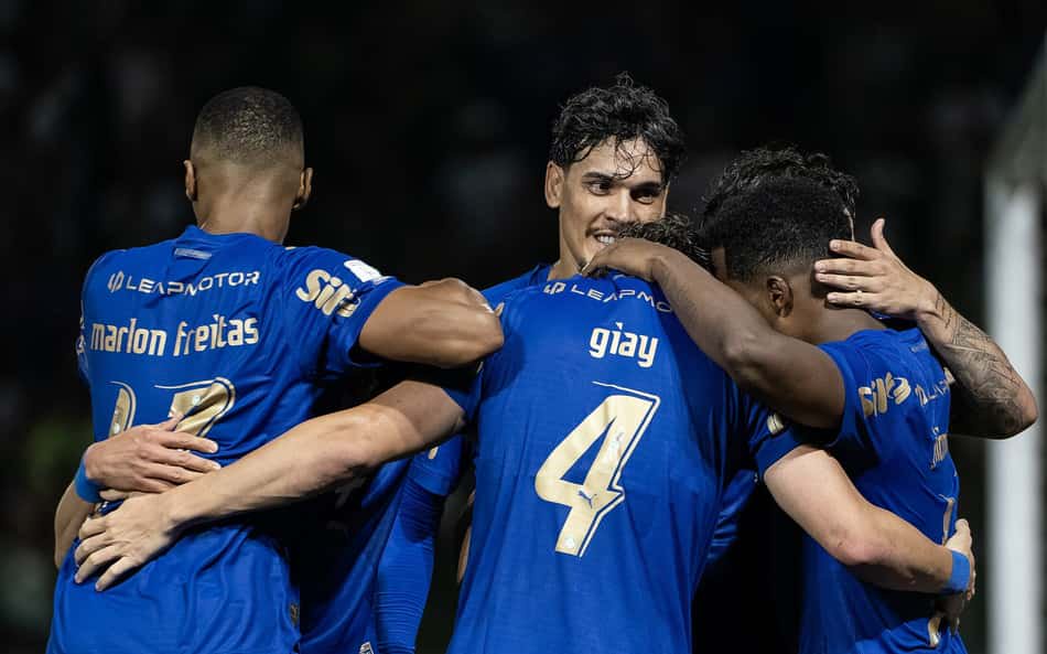 Palmeiras x Bragantino; jogadores se abraçam em comemoração