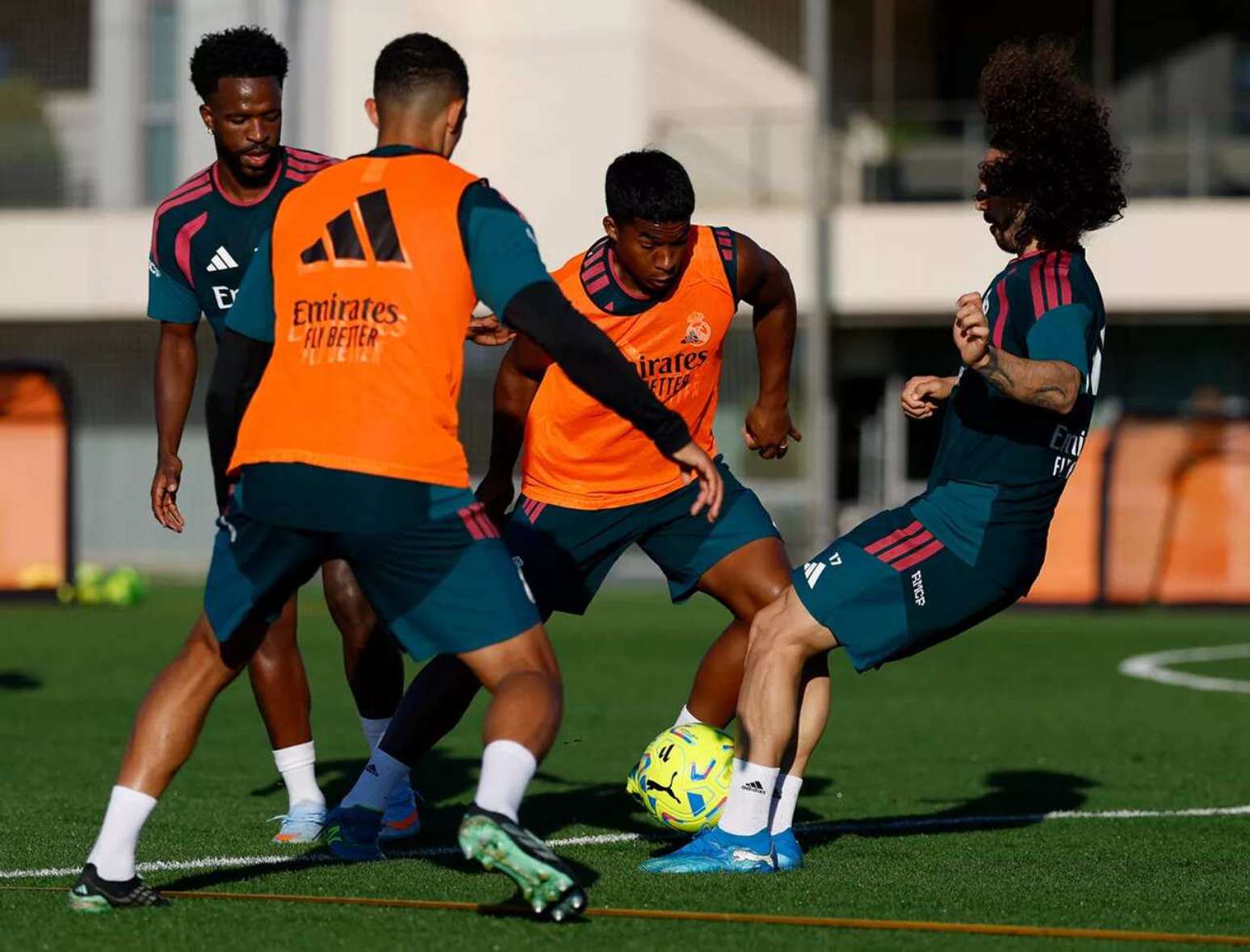 Vini Jr observa Endrick dominar a bola no treino do Real Madrid –