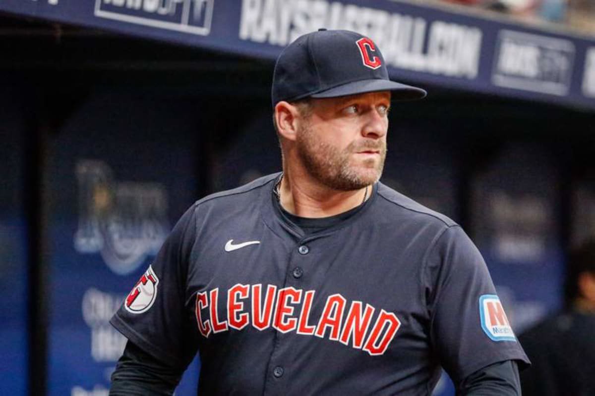 July 12, 2024, St. Petersburg, Florida, USA: Cleveland Guardians manager Stephen Vogt 12 watches players take the field ahead of a game against the Tampa Bay Rays at Tropicana Field in St. Petersburg on Friday, July 12, 2024. St. Petersburg USA – ZUMAs70_ 0710430177st Copyright: xJeffereexWoox ©IMAGO/ZUMA Press Wire