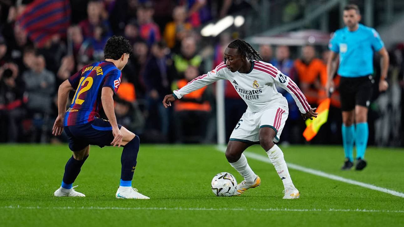 Xavi Espart (l.) im Zweikampf mit Yan Diomande