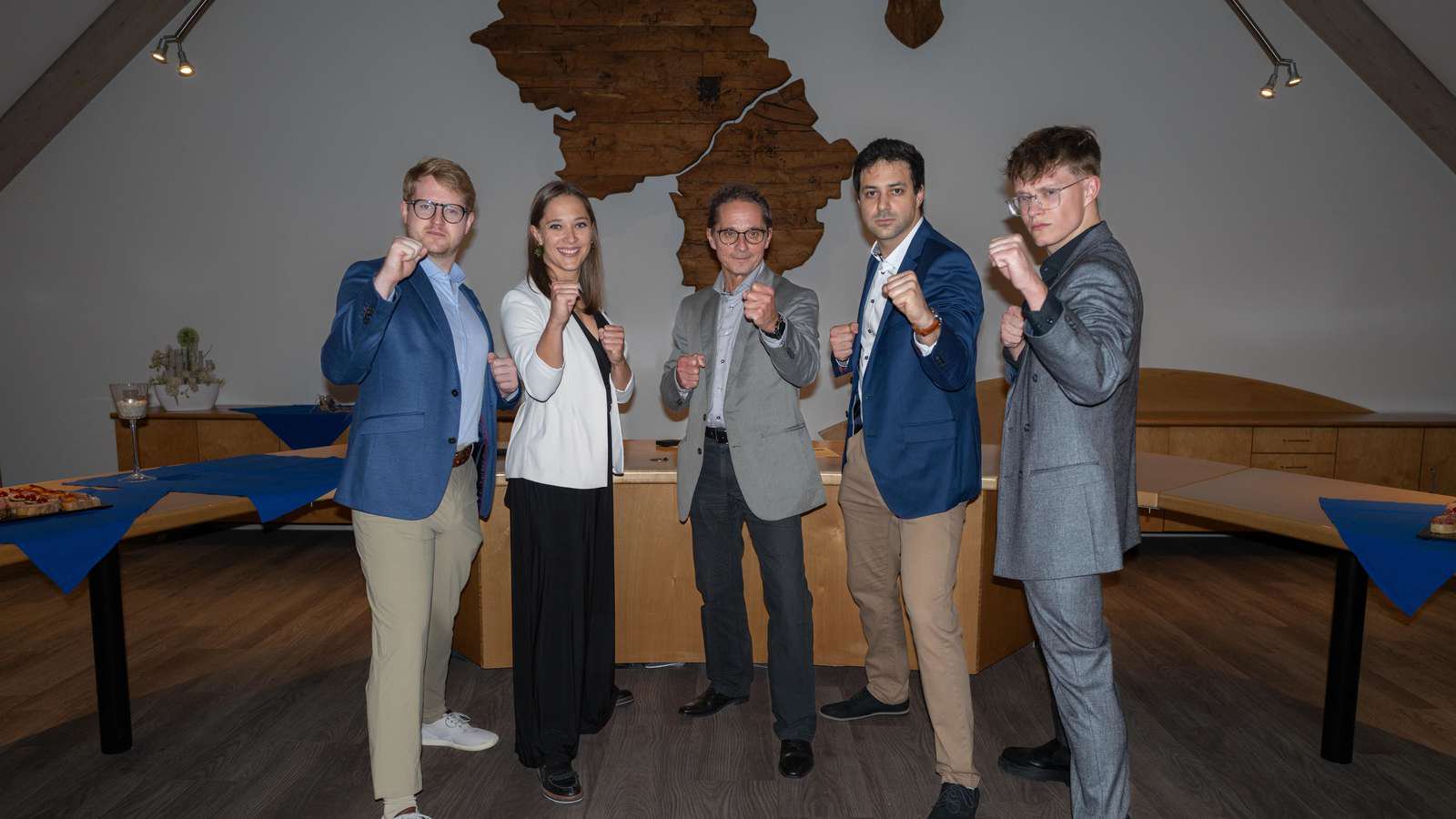 Posieren für einen besonderen Moment: Ian Butler, Julia Paszkiewicz (v.l.), Johannes Tourbeslis und Felix Paszkiewicz (4. und 5. v.l.) wurden bei der allerersten Sportlerehrung in Indersdorf ausgezeichnet. In der Mitte steht Trainer Adam Paszkiewicz.