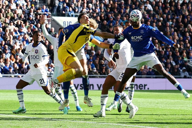 Soccer Football - Premier League - Everton v Chelsea - Hill Dickinson Stadium, Liverpool, Britain - October 17, 2026 Chelsea's Emiliano Martinez collides with Everton's Jarrad Branthwaite REUTERS/Phil Noble EDITORIAL USE ONLY. NO USE WITH UNAUTHORIZED AUDIO, VIDEO, DATA, FIXTURE LISTS, CLUB/LEAGUE LOGOS OR 'LIVE' SERVICES. ONLINE IN-MATCH USE LIMITED TO 120 IMAGES, NO VIDEO EMULATION. NO USE IN BETTING, GAMES OR SINGLE CLUB/LEAGUE/PLAYER PUBLICATIONS. PLEASE CONTACT YOUR ACCOUNT REPRESENTATIVE FOR FURTHER DETAILS.. TPX IMAGES OF THE DAY