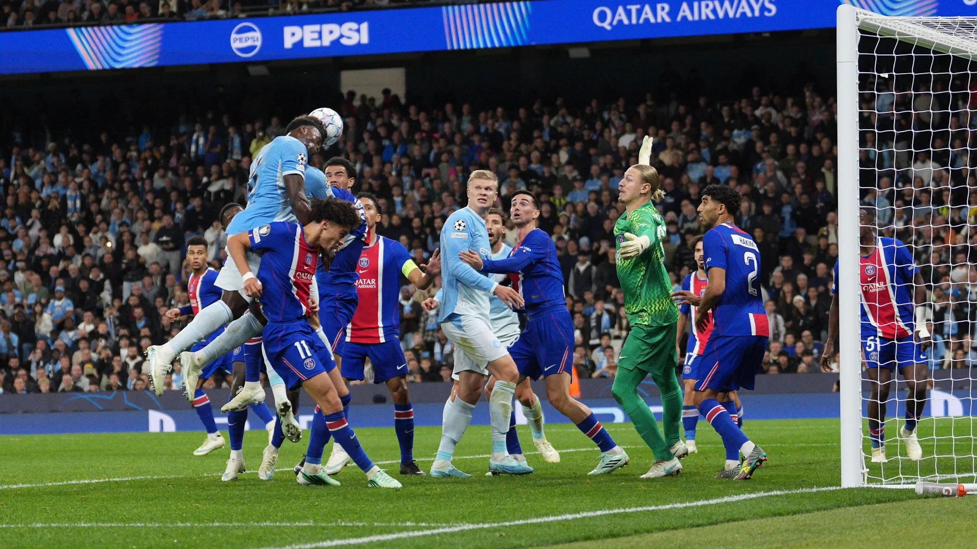 Marc Guéhi, zagueiro do Manchester City, ganha um cabeceio durante a partida contra o Paris Saint-Germain pela segunda rodada da Champions League, no Etihad Stadium, em Manchester, na Inglaterra, em 14 de outubro de 2026.