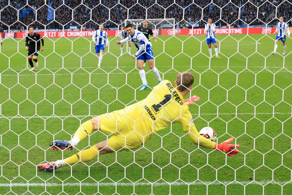 Ganz schön knapp! Arminia-Torwart Jonas Kersken war mit der Hand noch am Elfmeterschuss von Hertha-Kapitän Josip Brekalo dran.