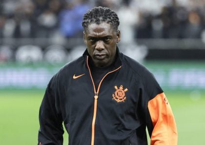 Seedorf acompanha Corinthians de maneira inusitada contra o Vitória; vídeo