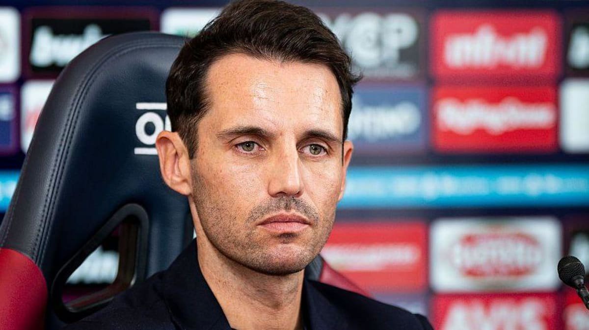 Diego Lopez at a press conference while at Genoa