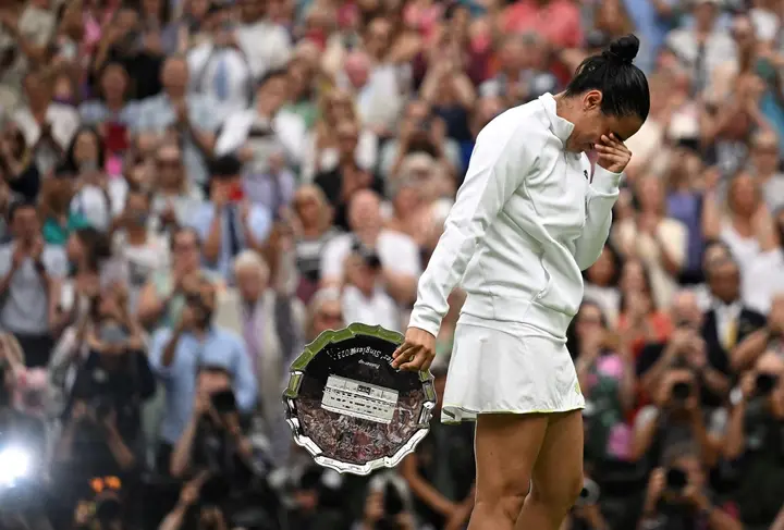 في لحظات بكاء وتأثُّر ..هكذا علّقت نجمة التنس أنس جابر  بعد خسارتها نهائي بطولة ويمبلدون (صور)