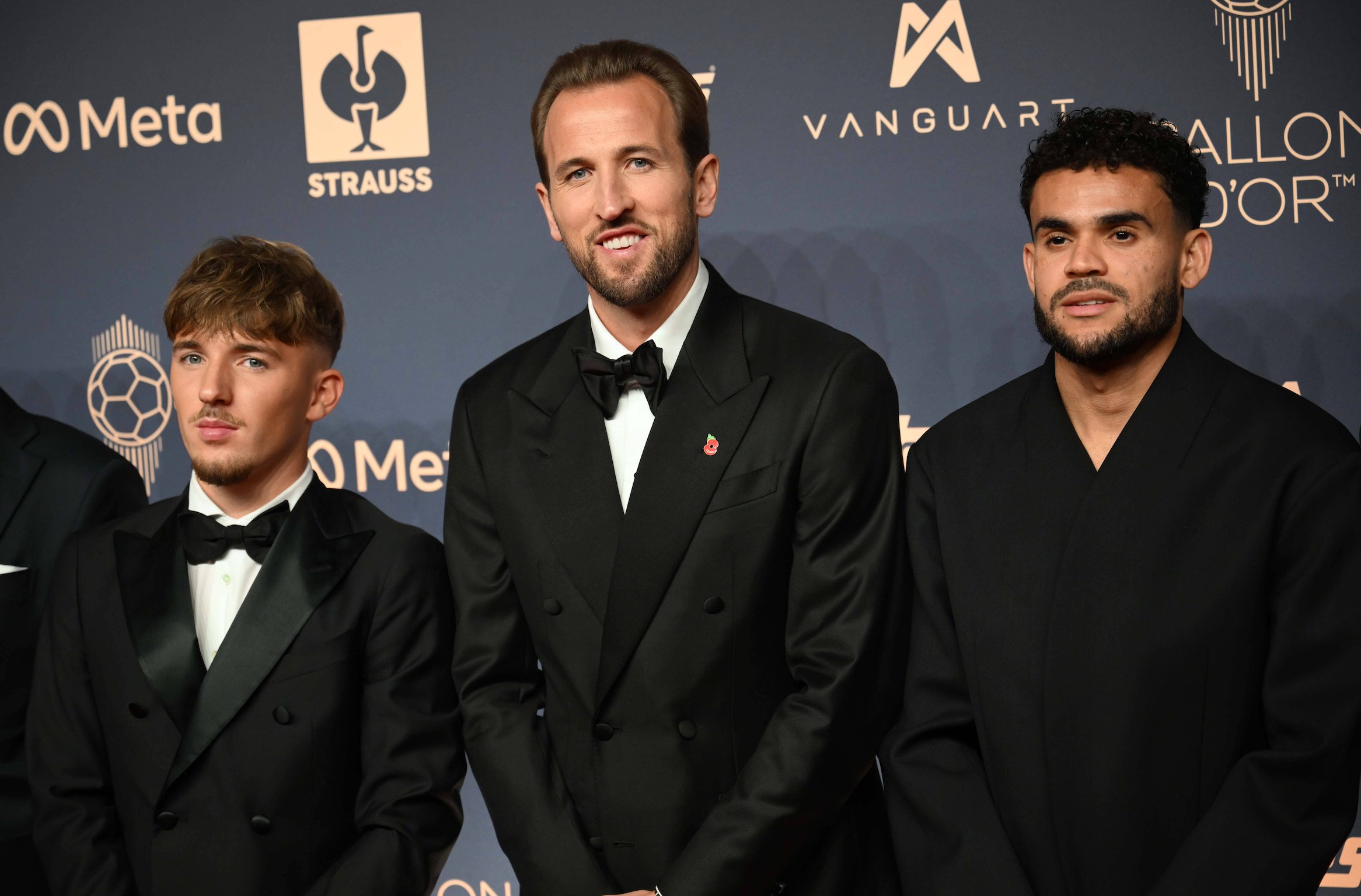 Lennart Karl (l.) gemeinsam mit Harry Kane (m.) und Luis Diaz (r.) beim Ballon d'Or
