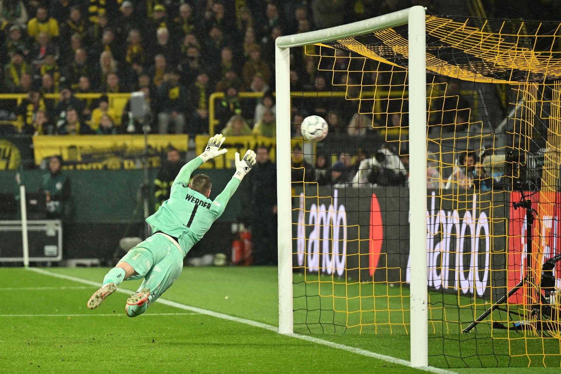 Ein Tor wird erzielt, während der Torwart vergeblich nach dem Ball hechtet.