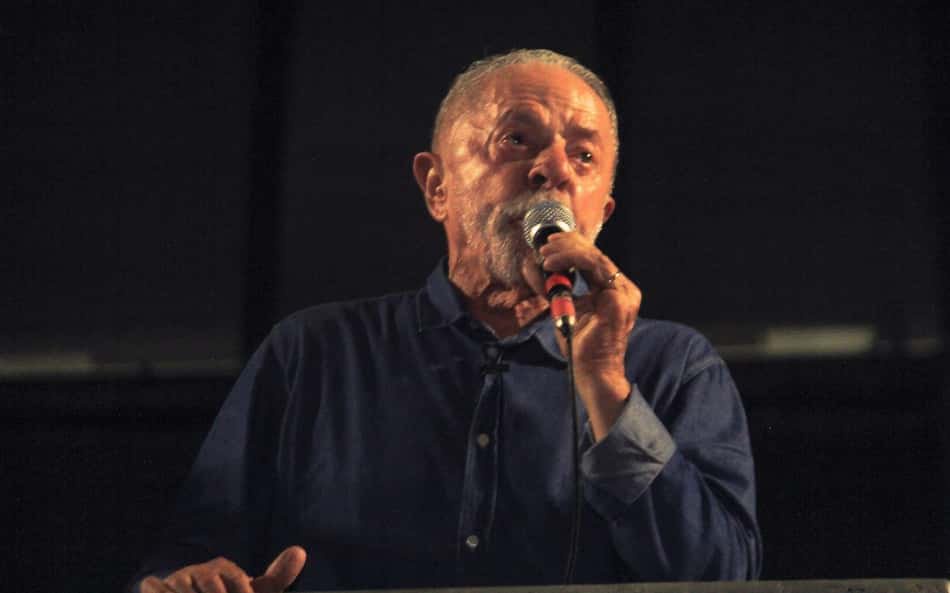 Lula discursa com o microfone na mão após ter sido reeleito presidente do Brasil