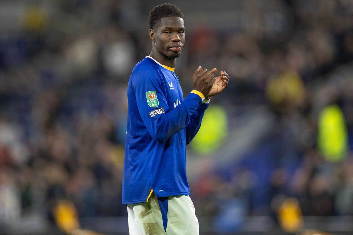 Thierno Barry #11 of Everton F.C. applauds at full time during the Carabao Cup Round of 16 match between Everton and Newcastle United at Hill Dickinson Stadium in Liverpool, on October 29, 2026. (Photo by Mike Morese/MI News/NurPhoto via Getty Images)