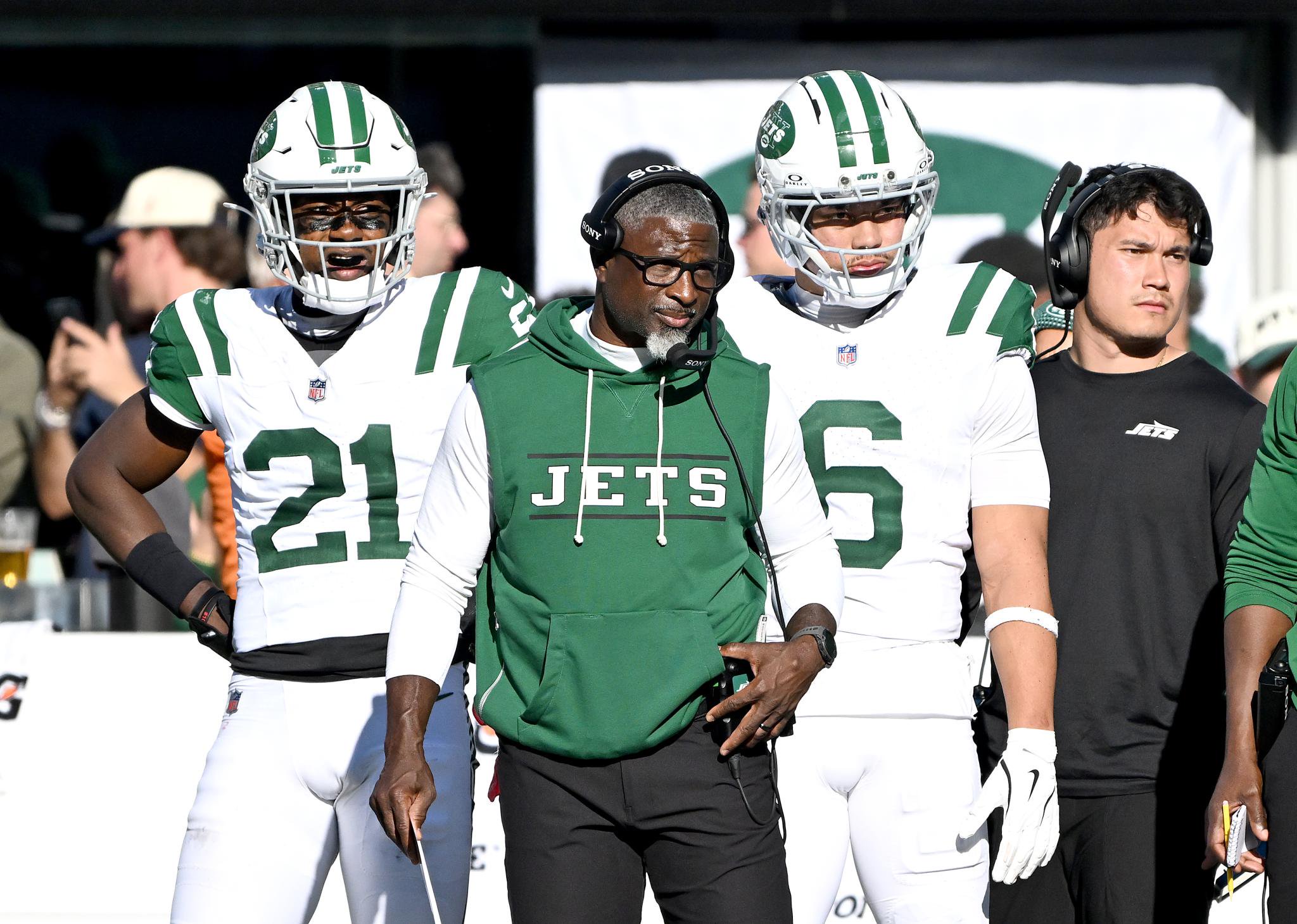Head coach Aaron Glenn of the New York Jets on the sideline during the fourth quarter.