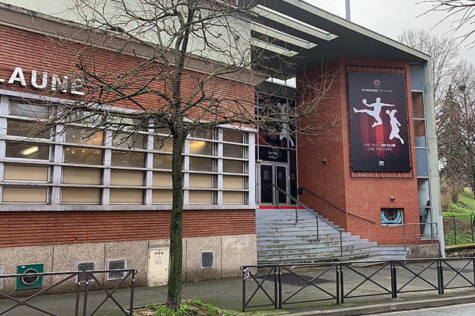 Le gymnase Auguste Delaune à Ivry-sur-Seine, avant l'incendie de février 2025 qui a détruit une partie du bâtiment. 