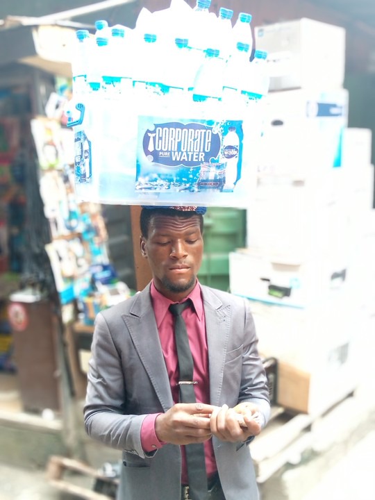 See photos of hardworking men who hawk on the streets selling items (photos)