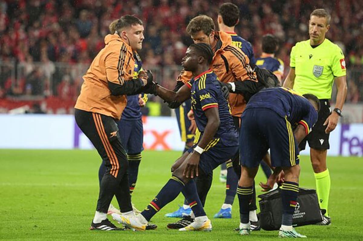 Bukayo Saka being helped by Arsenal physios.