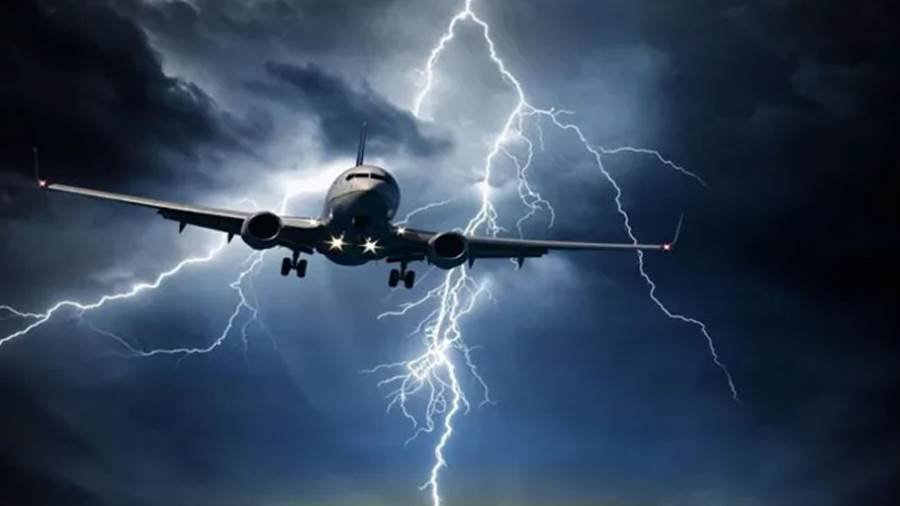 طائرة تتعرض لصاعقة